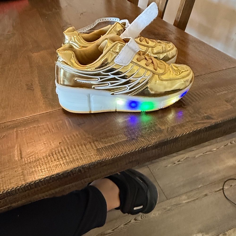 Metallic Gold Platform Roller Sneakers light up - Picture 7 of 10
